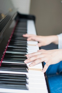 ピアノ鍵盤のイメージ写真