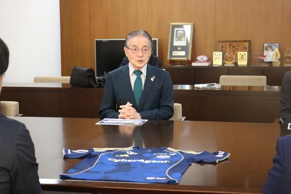黒田監督からユニフォームを贈呈される石阪市長