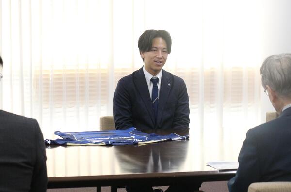 話をする上田COOの様子