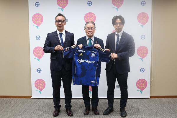 原フットボールダイレクター、石阪市長、上田COOの記念写真の様子