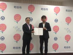 町田市と株式会社エヌ・ティ・ティ・データとのジェネレーティブAIの利活用に係る連携に関する協定締結式の写真