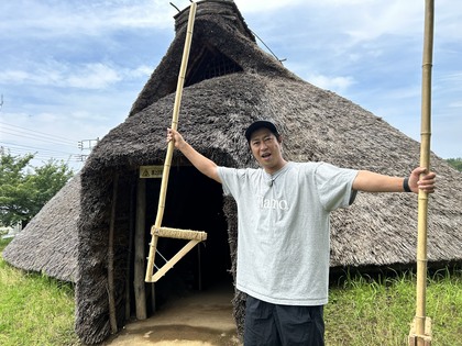 パンサー尾形さんと本町田遺跡復元住居