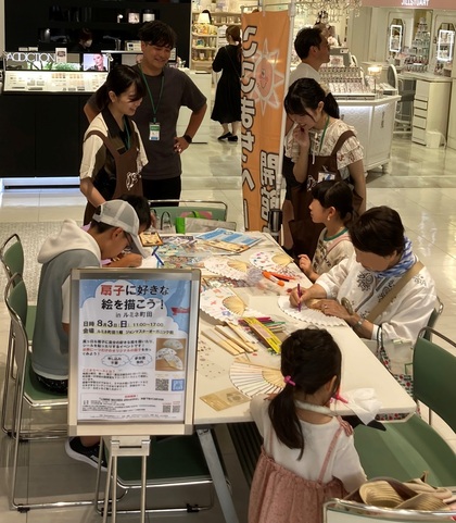 参加者が絵を描いている写真