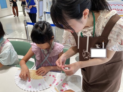 大学生スタッフがやり方説明をしている写真