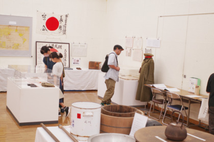 戦時資料展示の様子_軍服や携帯品など