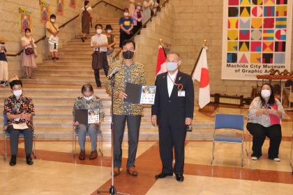 福嶋局長からプルナジャヤ臨時大使へ贈呈