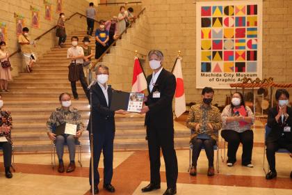 山本局長から大久保館長へ贈呈