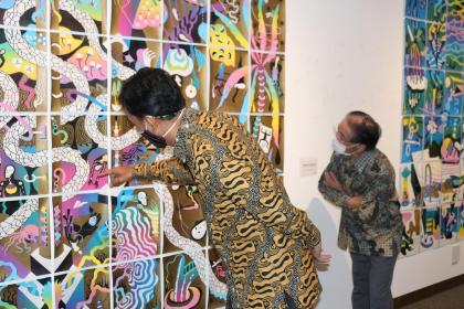 アグン氏の作品を鑑賞するプルナジャヤ大使と石阪市長