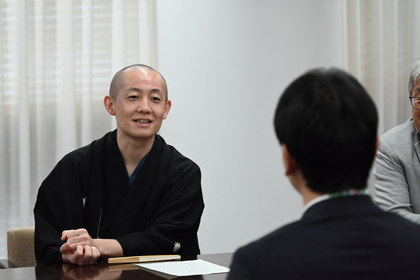 柳家小はんさんの歓談の様子