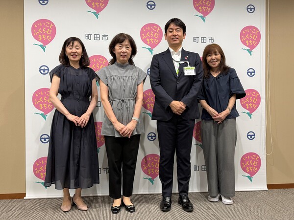 町田市音楽協会の皆さんと稲垣市長の写真