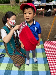 バティック着付け体験の様子