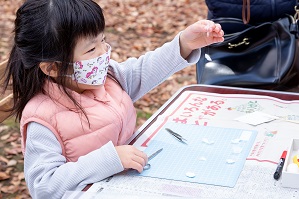 繭人形作りの様子