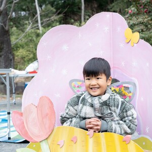 妖精さんの帽子や羽を作るワークショップの様子