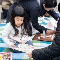 妖精さんの帽子や羽を作るワークショップの様子