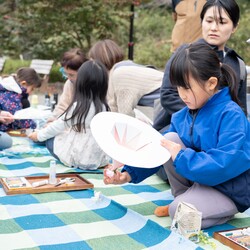 妖精さんの帽子や羽を作るワークショップの様子