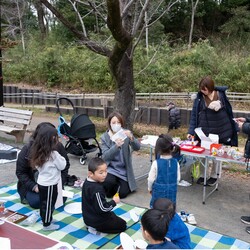 妖精さんの帽子や羽を作るワークショップの様子