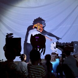 影絵のパフォーマンスの様子