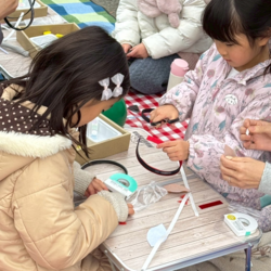 ネコ耳カチューシャ作りの様子