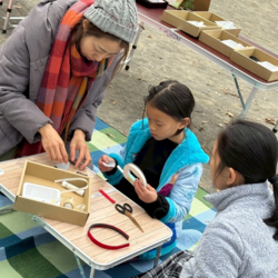 ネコ耳カチューシャ作りの様子