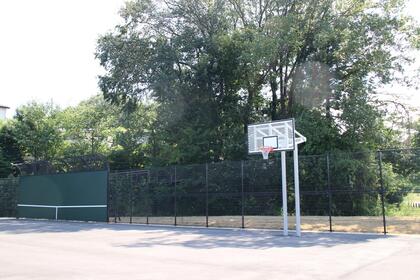 3人制のバスケットボールコート・テニス壁打ち場の写真