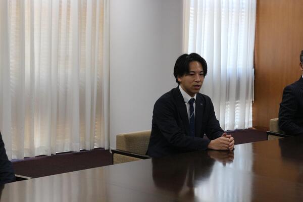 話をする上田COOの様子