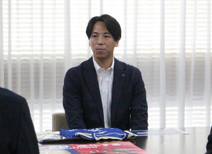 今シーズンの意気込みを語る上田COOの様子