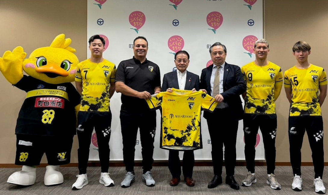 （左からドーラくん、山中選手、ルーカス監督、石阪市長、関野取締役社長、森岡選手、甲斐選手）