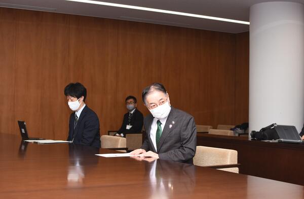 矢澤選手対して激励の言葉を述べる石阪市長