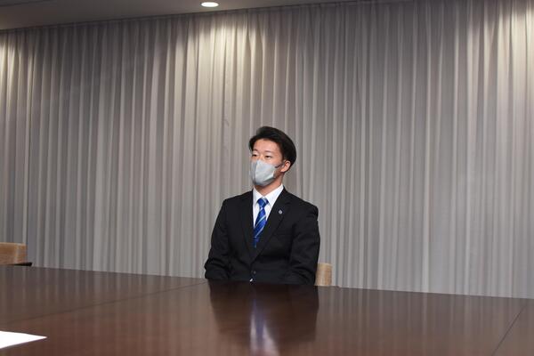 表敬訪問で石阪市長と対談する矢澤選手の様子