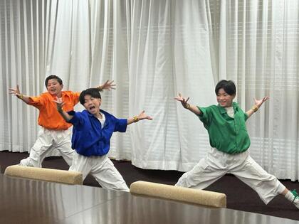 体一杯に表現するダンスを観せる