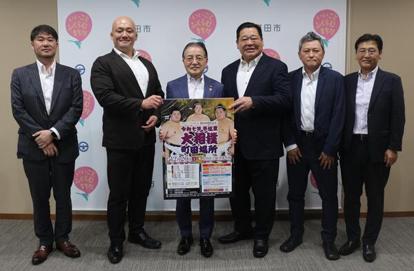 大相撲町田場所開催のご報告のため、市長を表敬訪問されました