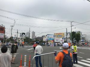 レース開催に伴う久保ヶ谷戸交差点の交通規制の様子