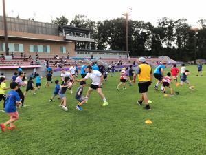 小中学生とラグビーをする様子