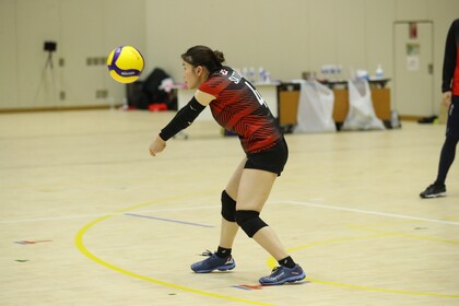 佐藤　愛莉選手レシーブ写真