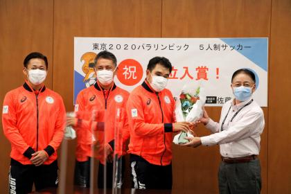 市長から花束を贈呈される寺西選手