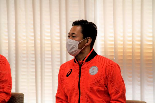 表敬訪問する佐藤大介選手