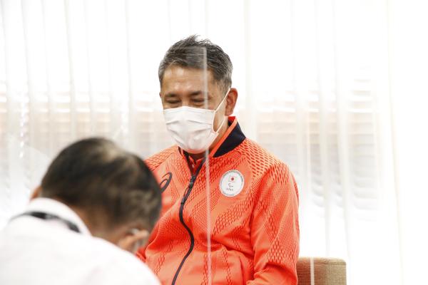 表敬訪問する高田敏志監督