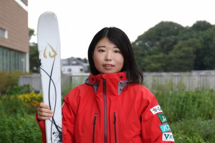 冨高日向子選手写真（屋上花畑）