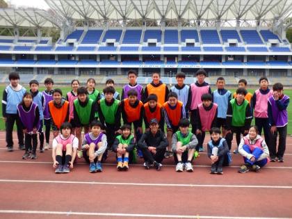 参加した中学生と大迫選手の集合写真