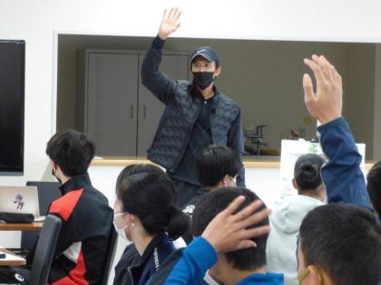 コミュニケーションレッスンで子どもたちに直接指導する様子