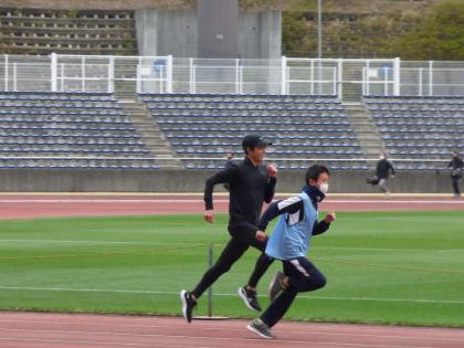子どもたちとリレー対決をする大迫選手
