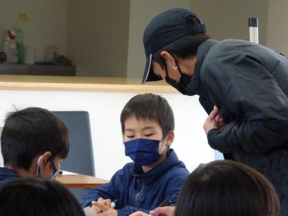 コミュニケーションレッスンで子どもたちに指導する様子