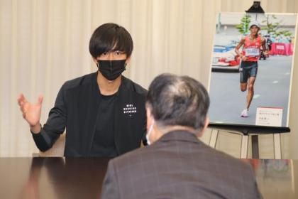 市長と大迫選手が話をする様子
