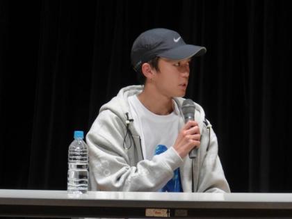 講演会で話す大迫傑選手