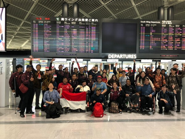 選手達と空港での記念撮影の様子