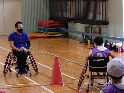 車イス体験を見守る島田選手