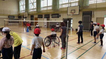 車イス体験をしている様子