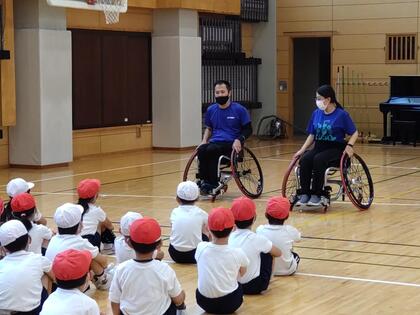 車イスの操作説明をする島田選手