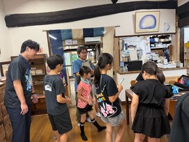 La Manoで働いている人の仕事を見学中です。