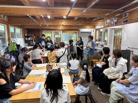 イベントの説明を聞いている様子です。